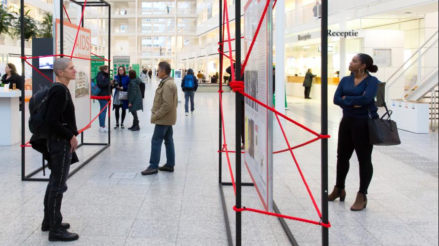 Bezoekers van het stadhuis wandelen de expositie binnen